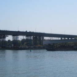 Пролет нового моста перед монтажом